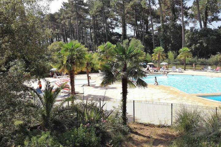 Location de vacances pour 4 personnes, avec piscine ainsi que jardin et balcon à Ondres