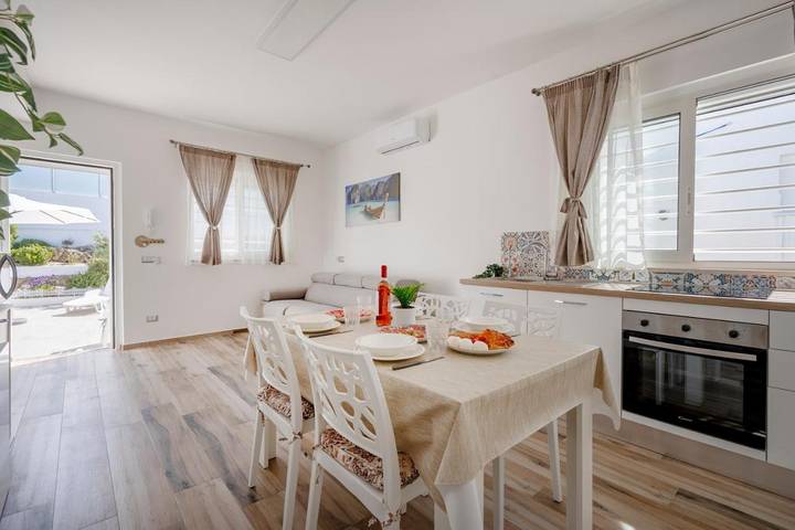 Villa pour 6 personnes, avec piscine et bassin pour enfant ainsi que vue et jardin, animaux acceptés à Bari - 2