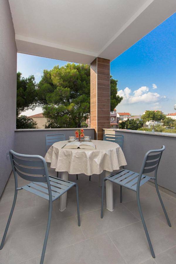Villa pour 4 personnes, avec vue et jardin à Brodarica - 2