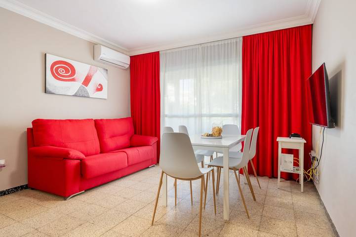 Entire apartment, Apartment 'Piedra Preciosa' with Balcony, Wi-Fi and Air Conditioning in Central Seville, Sevilla