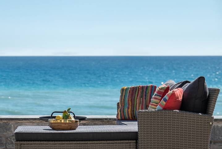 Kedros Villa 2, Beachfront 20m & Pool in Iraklio-Heraklion en omgeving