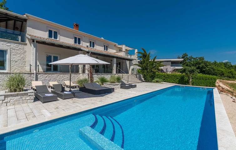 Ferienhaus für 12 Personen, mit Pool und Terrasse