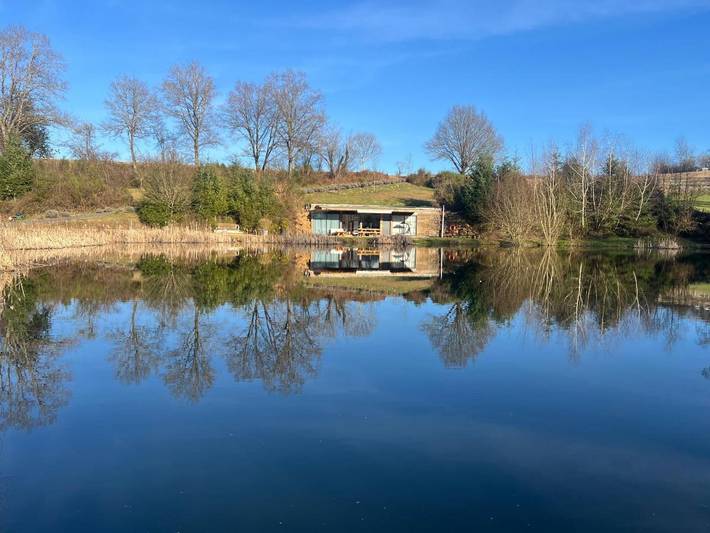 Location de vacances pour 6 personnes, avec vue sur le lac ainsi que jardin et vue, animaux acceptés à Youx