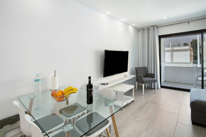Entire apartment, Vacation Home 'Flying La Palma - Yellow' with Mountain View, Terrace & Wi-Fi in Los Llanos, Los Llanos de Aridane