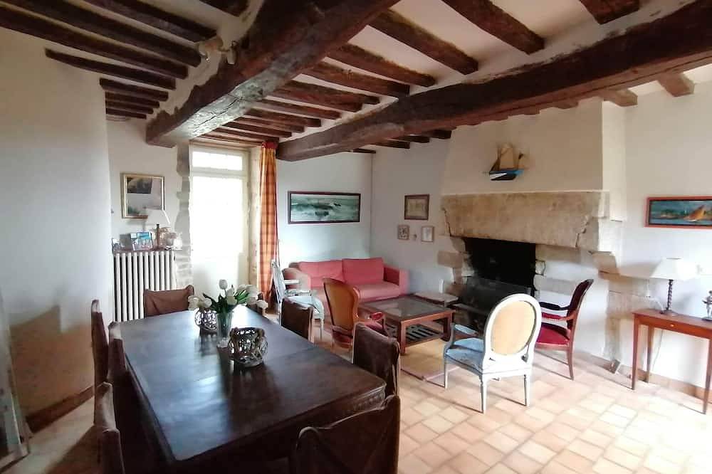 Propriété Familiale de Caractère, Dans un Manoir Breton in Theix, Côte des Mégalithes