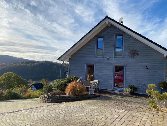 Ferienhaus für 4 Personen, mit Terrasse und Garten sowie Sauna und Seeblick in Einruhr
