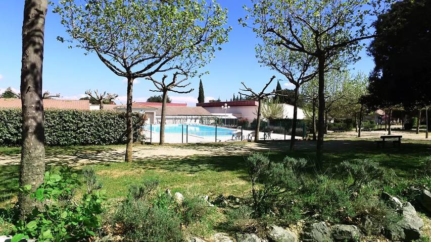 Gîte pour 4 personnes, avec terrasse et piscine, animaux acceptés