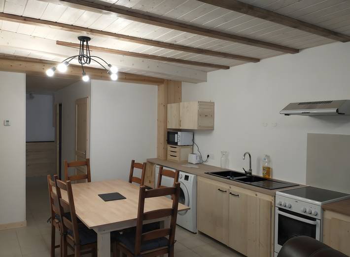 Appartamento intero, Appartamento "Gite Le Saint Nicolas" con vista montagna, terrazza condivisa e Wi-Fi in La Rixouse, Jura Francais
