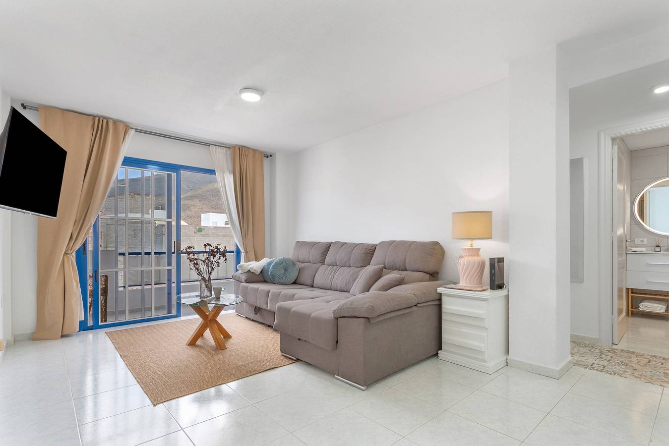 Apartamento entero, Vacaciones 'Retama' con vistas al mar, balcón y Wi-Fi in La Postura, Adeje