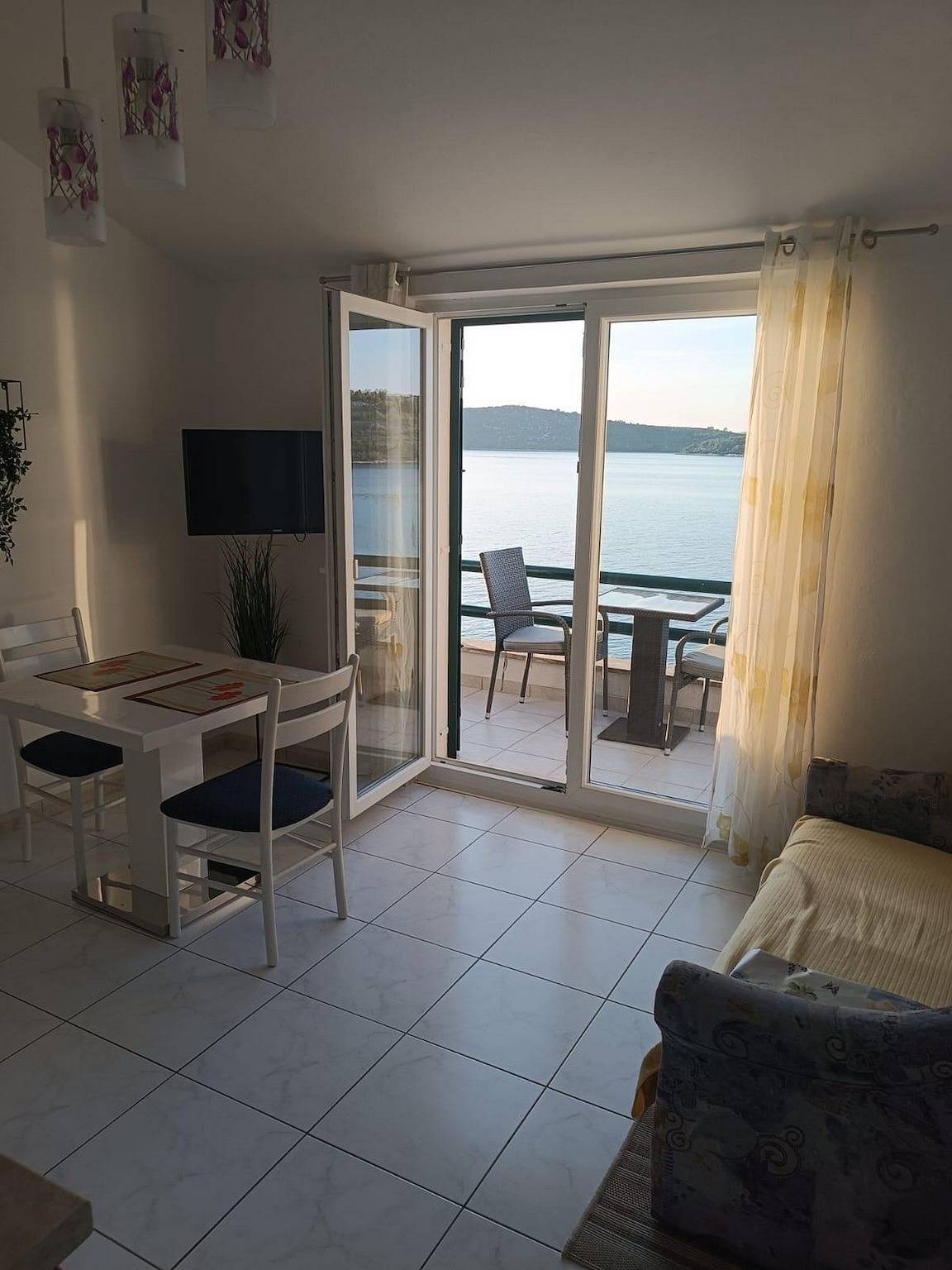 Ganze Wohnung, 1-Zimmer-Ferienwohnung am Strand Sparadici, Sibenik A-23591-e in Grebastica, Šibenik-Knin