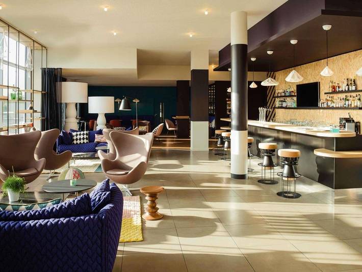 Hôtel pour 2 personnes, avec Terrasse ainsi que Jardin et Piscine à Genas - 2