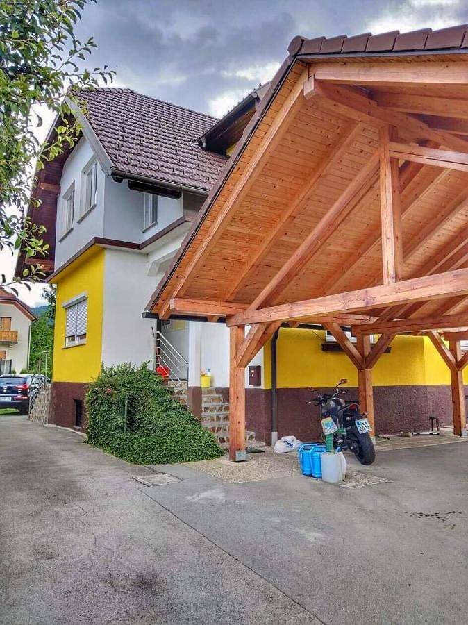 Ferienwohnung für 5 Personen, mit Garten und Ausblick sowie Balkon