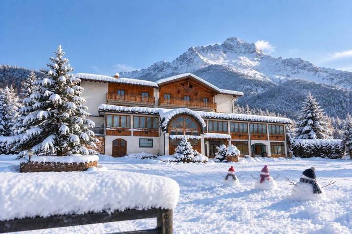 Hôtel pour 5 personnes, avec Balcon et Terrasse ainsi que Jacuzzi et Jardin à Fai della Paganella