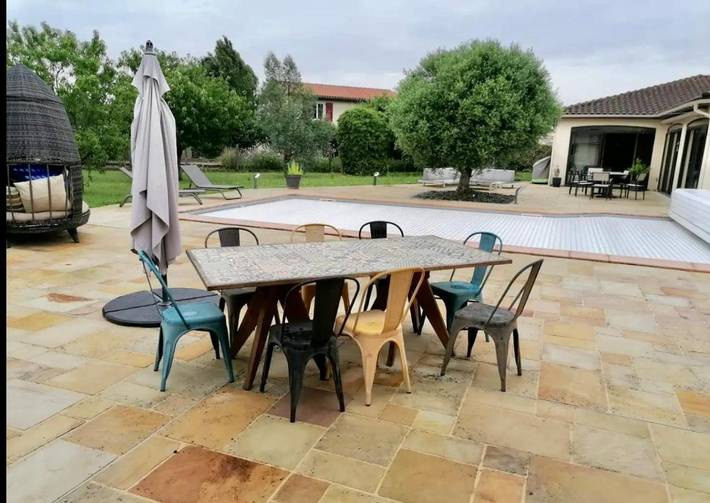 Location de vacances pour 8 personnes, avec jacuzzi ainsi que jardin et piscine à Aussonne - 3