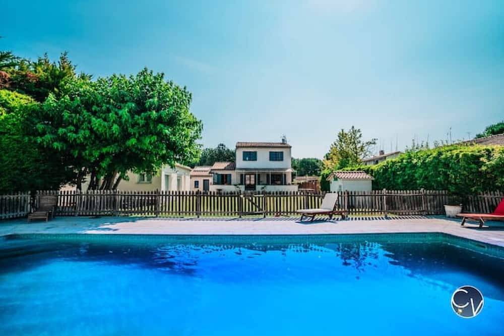 Maison Avec Piscine, Jacuzzi, Sauna et Billard in Le Thor, Vaucluse