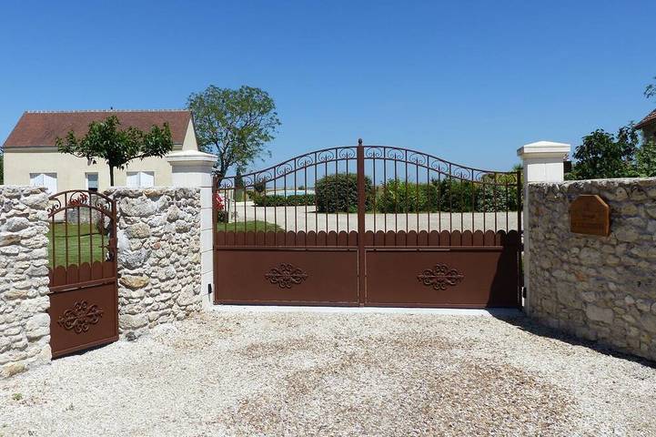 Gîte pour 8 personnes, avec piscine et terrasse à Sublaines