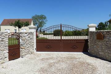 Gîte pour 8 personnes, avec terrasse et piscine à Sublaines