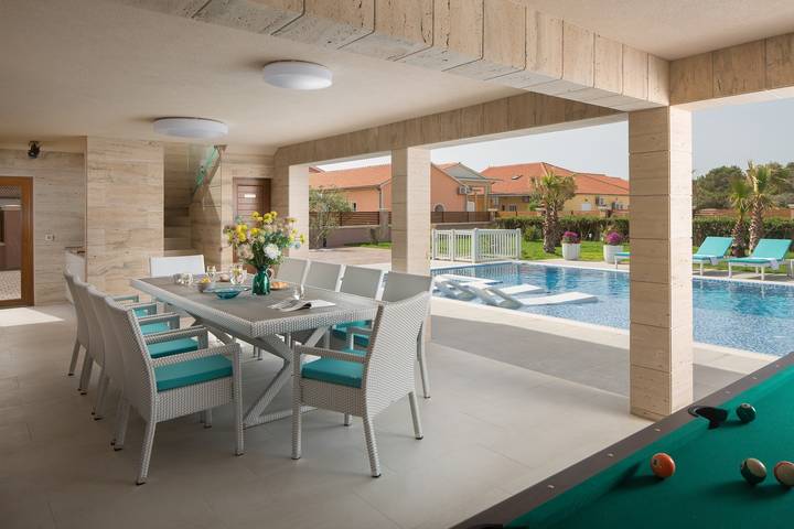 Villa pour 8 personnes, avec Balcon/Terrasse ainsi que Piscine et Sauna dans Vir