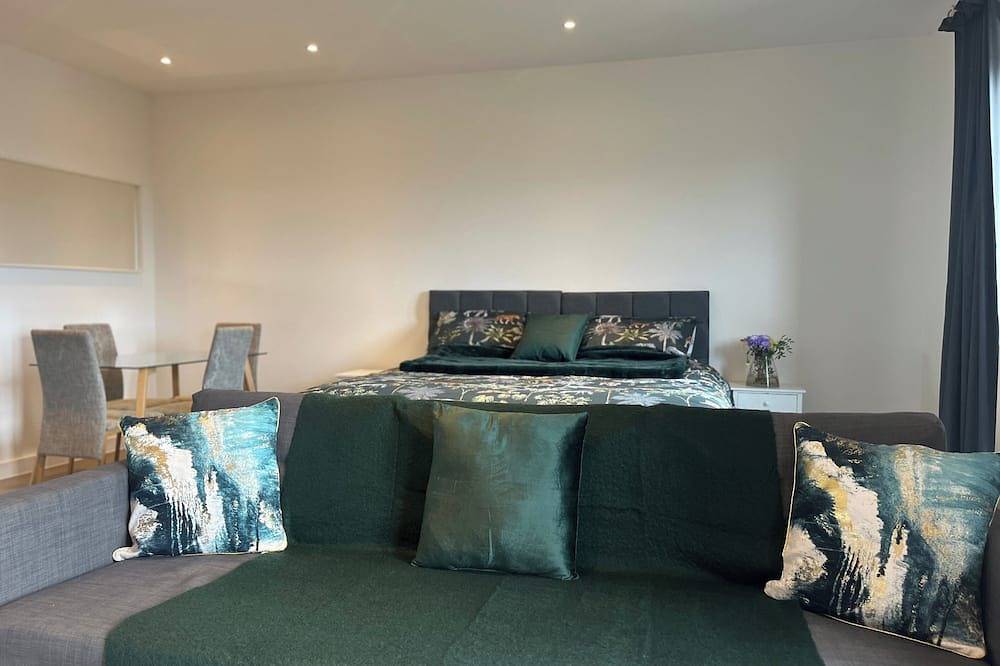 Entire apartment, Grosvenor Rd Studio - Sleeps 4, Pet Friendly, Wifi in Hertfordshire