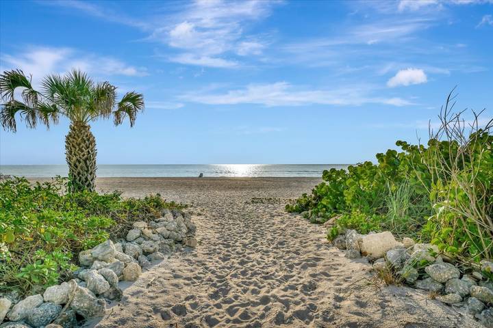 Vacation rental for 8 people, with yard and pool as well as balcony, kid friendly in Holmes Beach