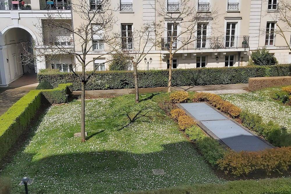 Entire apartment, 850 metres from Disney Land and Valley Village - 3 bedrooms - Sleeps 8 in Serris, Seine-et-Marne