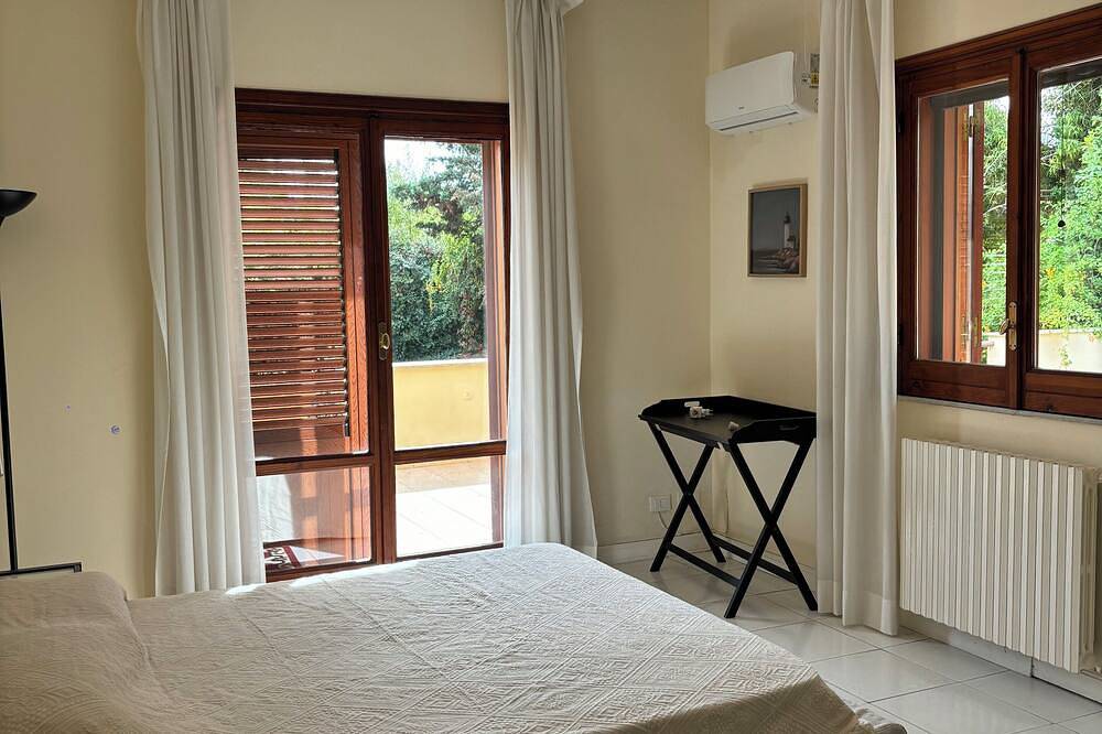 Villa surrounded by greenery with private pool, ideal for families and friends in Mondello, Palerme