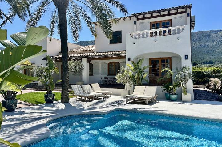 Hôtel pour 14 personnes, avec piscine ainsi que jardin et jacuzzi à Parcent