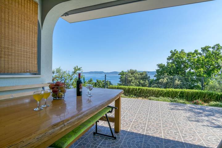 Ferienwohnung für 7 Personen, mit Terrasse und Garten in Marusici