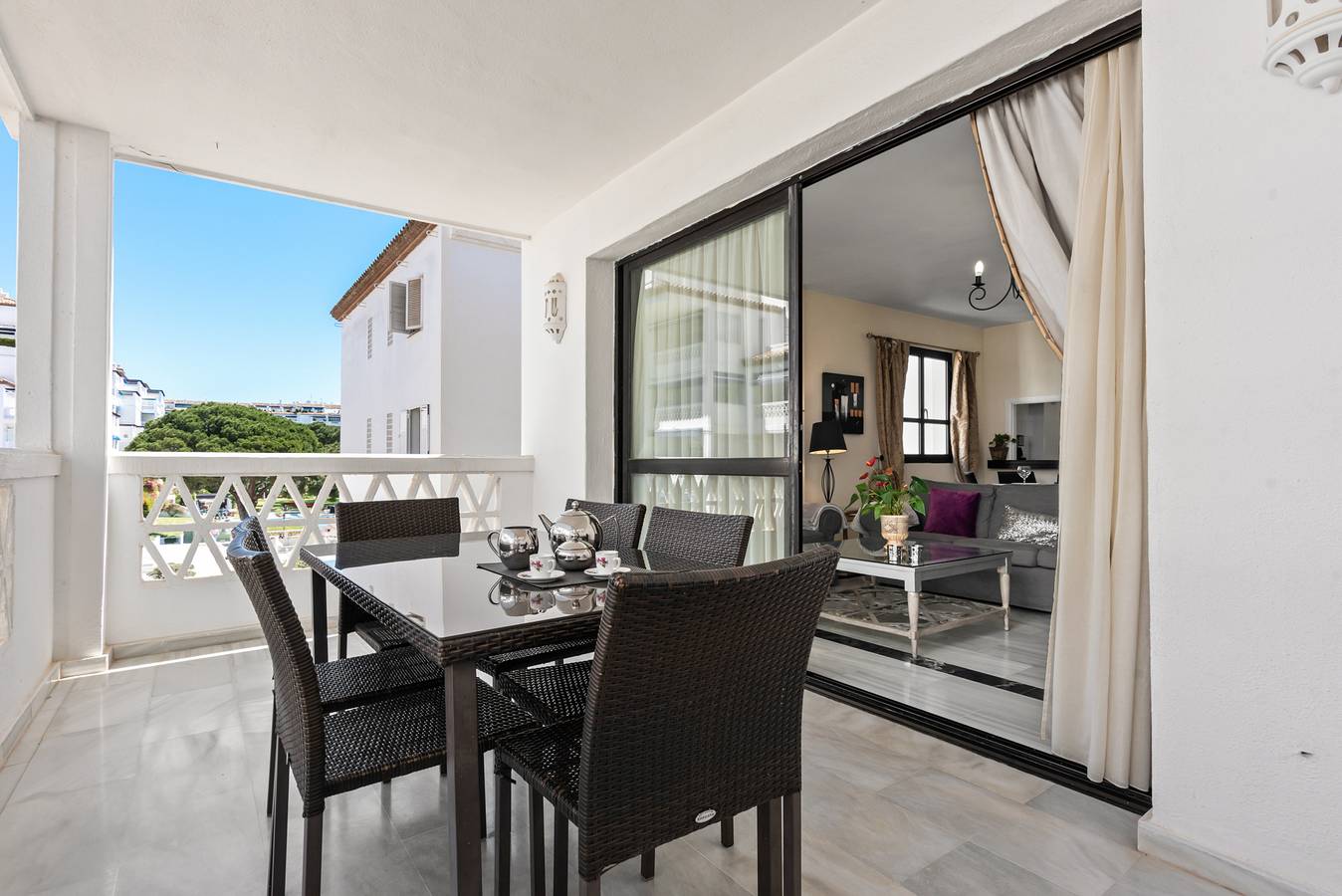 Entire apartment, Apartment 'Puerto Banus2 Beachfront and Pools' with Shared Pool, Wi-Fi and Air Conditioning in Medina Gardens, Marbella