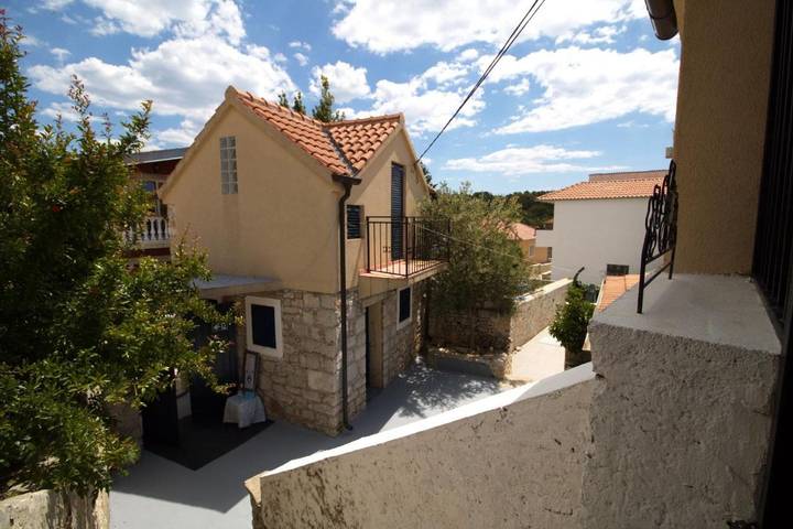 Villa pour 8 personnes, avec jardin ainsi que piscine et vue à Tisno - 4