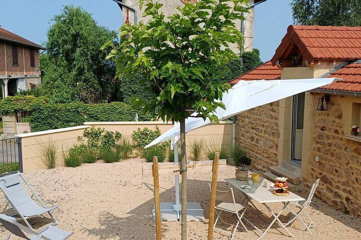 Location de vacances pour 3 personnes, avec jardin et piscine à Buffières