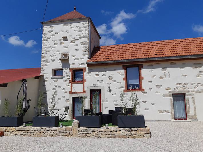 Gîte pour 3 personnes, avec piscine ainsi que jardin et terrasse