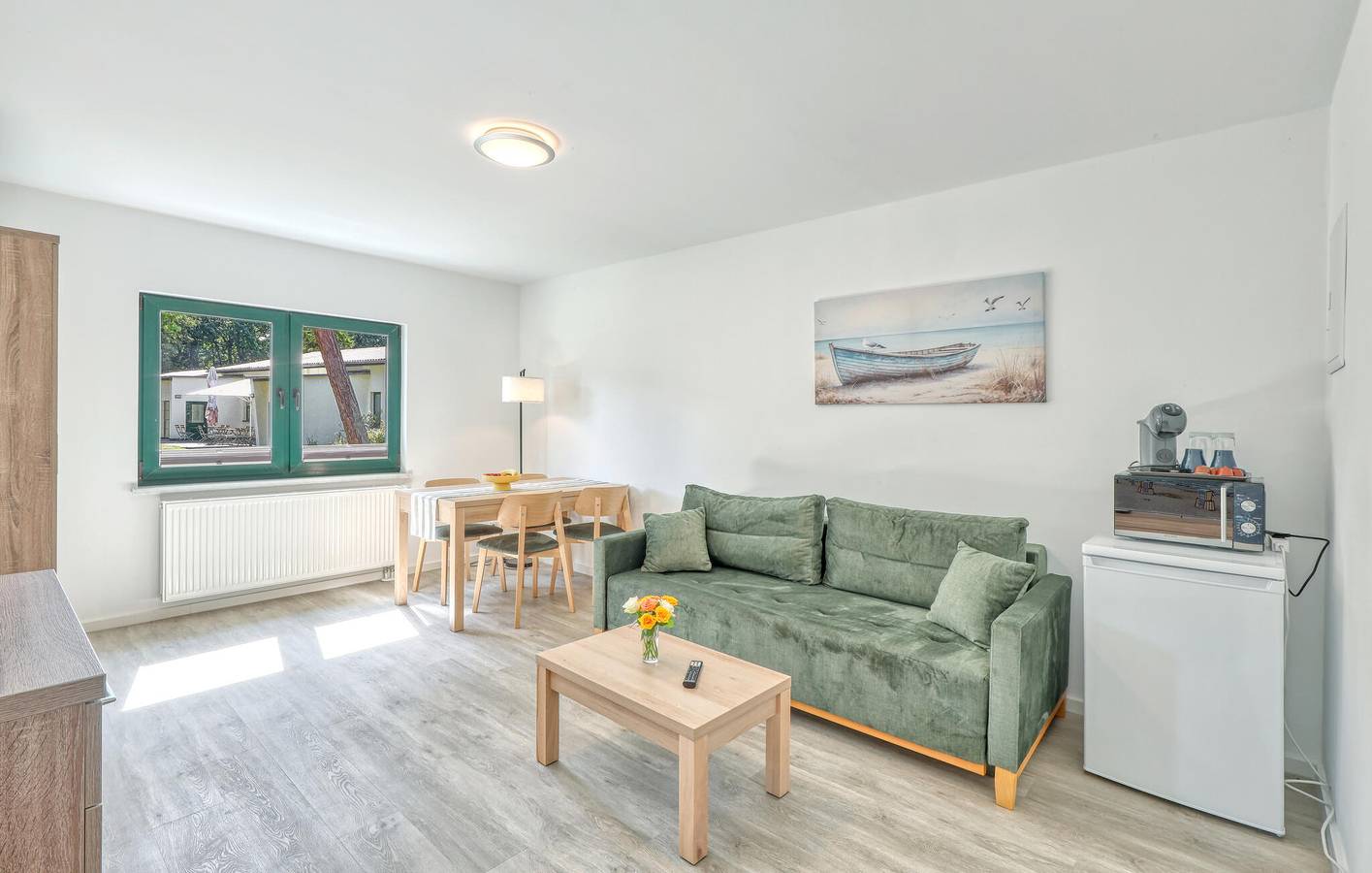 Ganze Ferienwohnung, Gemütliche Wohnung im Erdgeschoss mit WiFi, TV und Parkplatz 300 m vom Strand entfernt in Juliusruh, Rügen