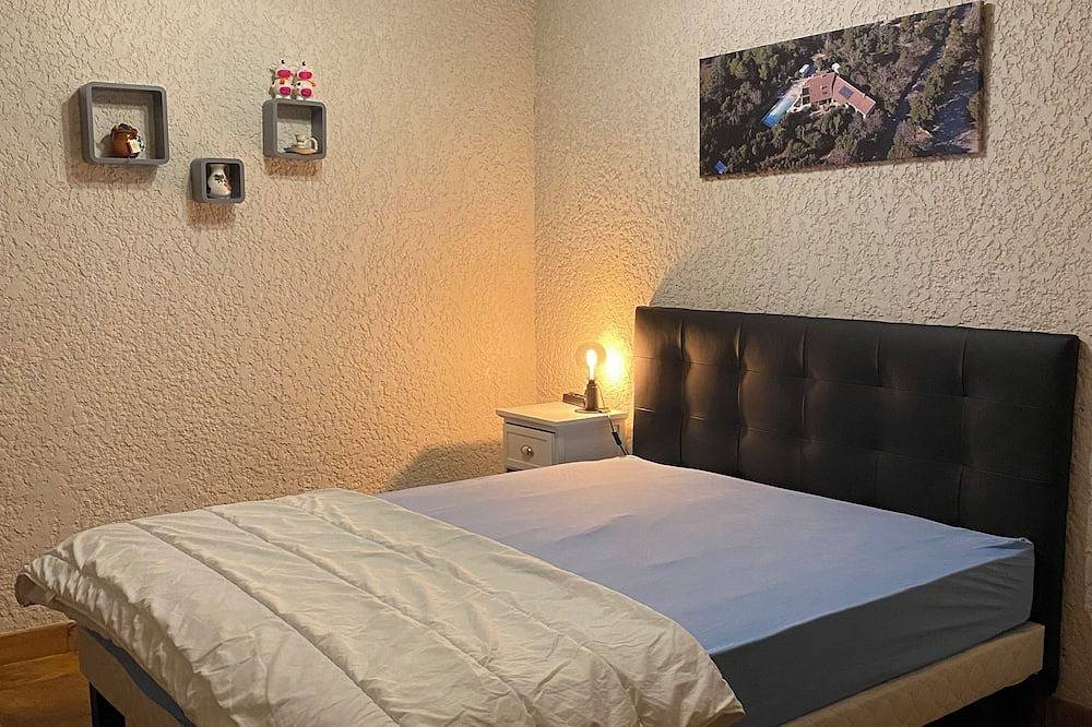 Totally private 8 adults plus 2 children luxe villa with heated swimming pool in Régusse, Región Brignoles