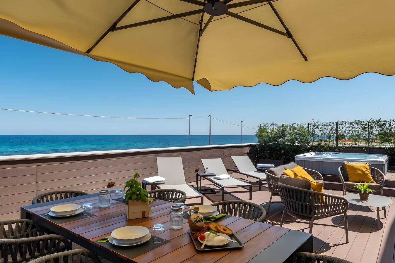 Entire apartment, 'Luxury Terrazza' Apartment with Sea View, Wi-Fi, and Air Conditioning in Torre Quetta, Bari