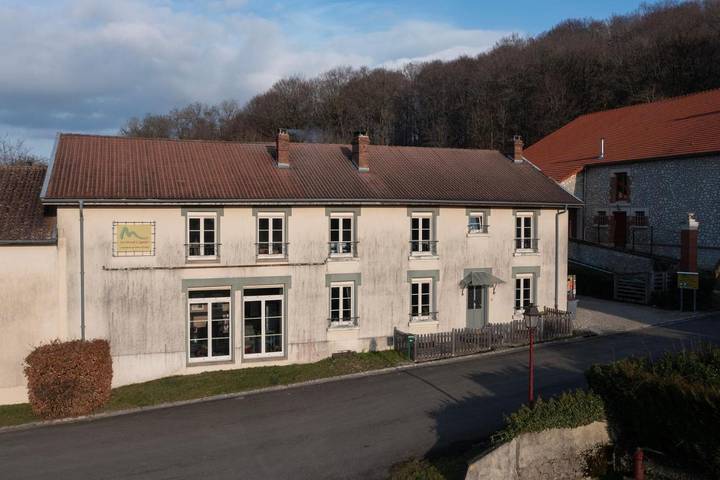 Chambre d’hôte pour 3 personnes, avec vue ainsi que piscine et jardin dans la Meuse