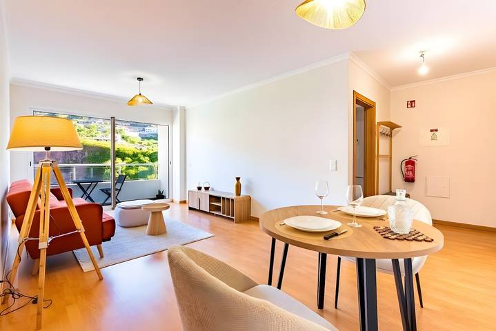 Hel lejlighed, Casa Sol – Modern Apartment in Central Caniço with Pool and Parking in Caniço, Maderia