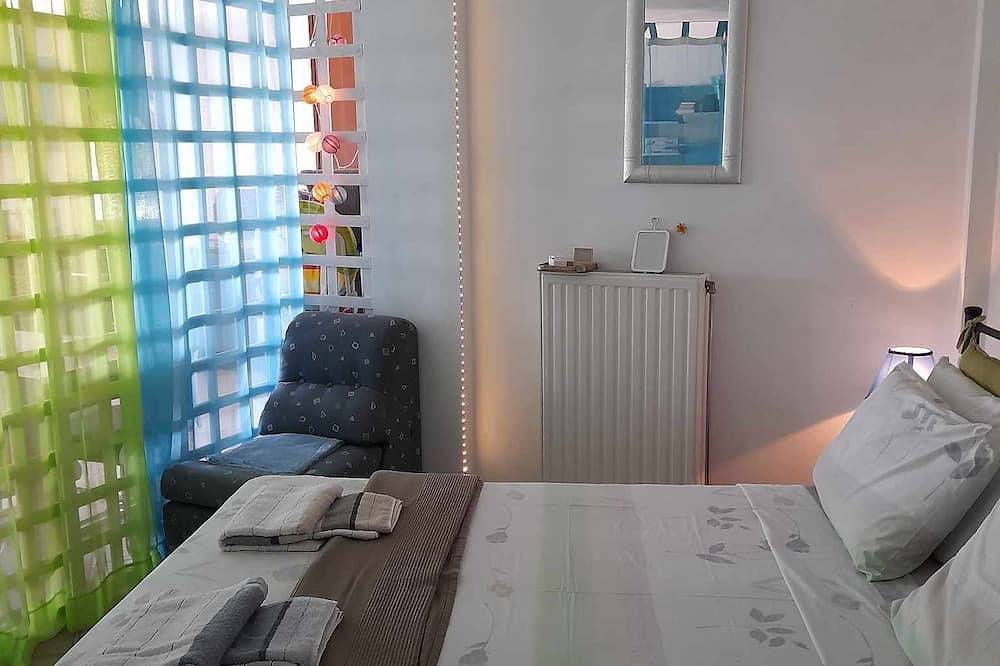 Huis-appartementen begane grond panoramisch uitzicht op zee en fort bovengronds zwembad in Methoni, Messenia