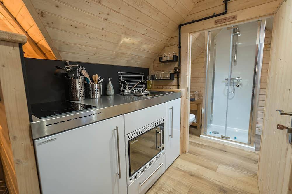 1-Bed Cabin, 2 Adults, Outdoor Bath & Wood Burner in Süd Lanarkshire
