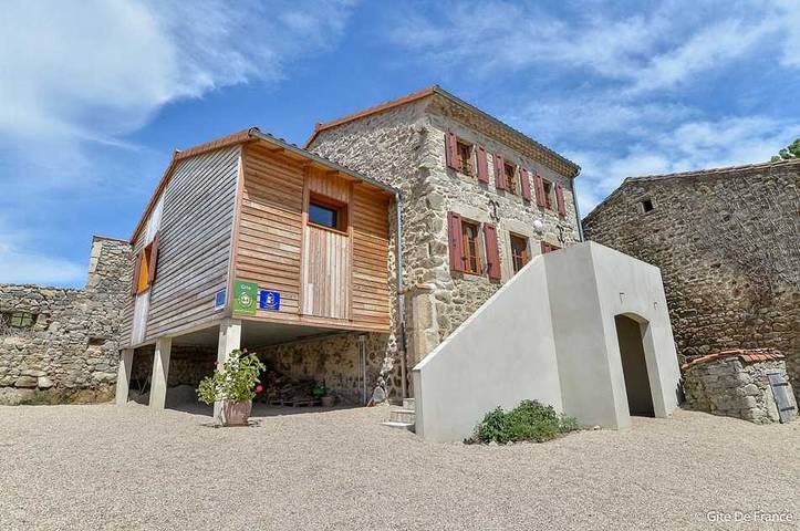 Gîte pour 4 personnes, avec jardin ainsi que terrasse et vue, animaux acceptés en Auvergne - 2