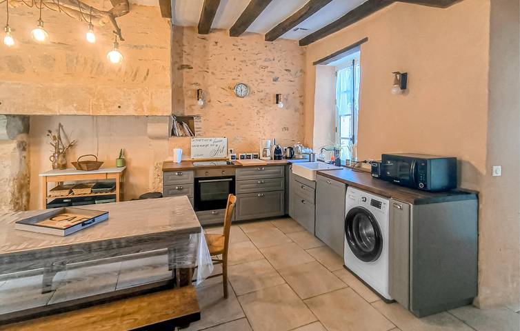 Modern Apartment with Pool and Parking, 1.5km to Parennes in Parennes, Sarthe