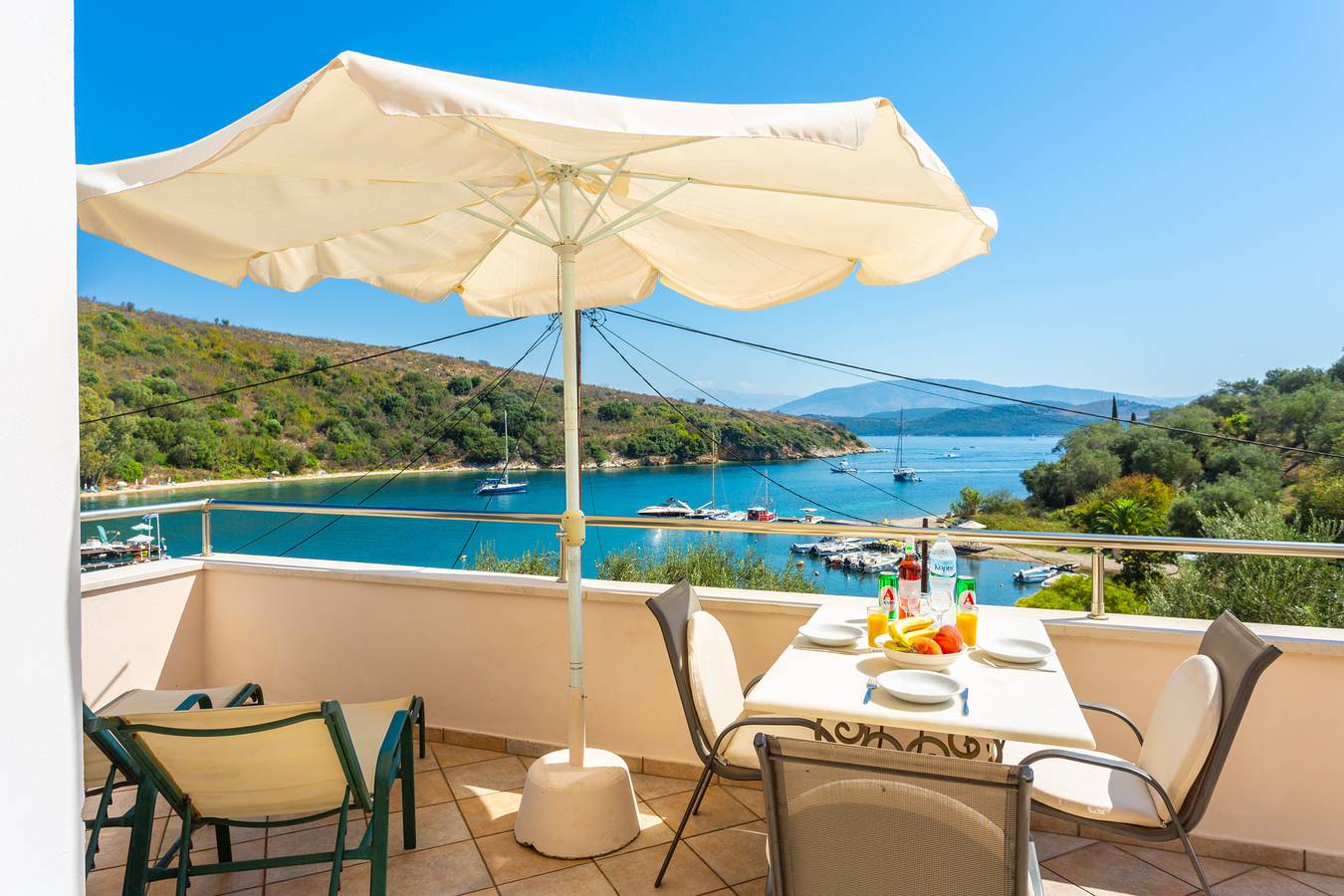Entire apartment, Alexandra: Walk to Beach, Sea Views, A/C, Wifi, Car Not Required in Agios Stefanos (Corfu), Corfu