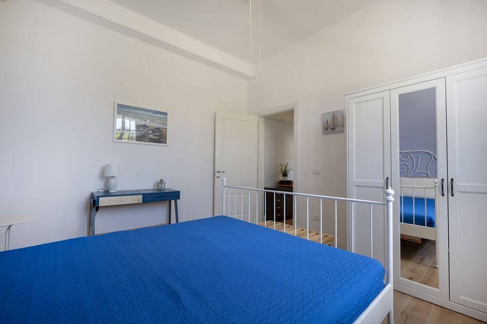 Appartement entier, This cozy apartment, perfect for two people, is located in a shared villa but has its own private access. It features a shared garden and a large furnished patio for exclusive use. The accommodation is located in Marina di Pulsano, a well-served seaside in Pulsano, Golfe de Tarente