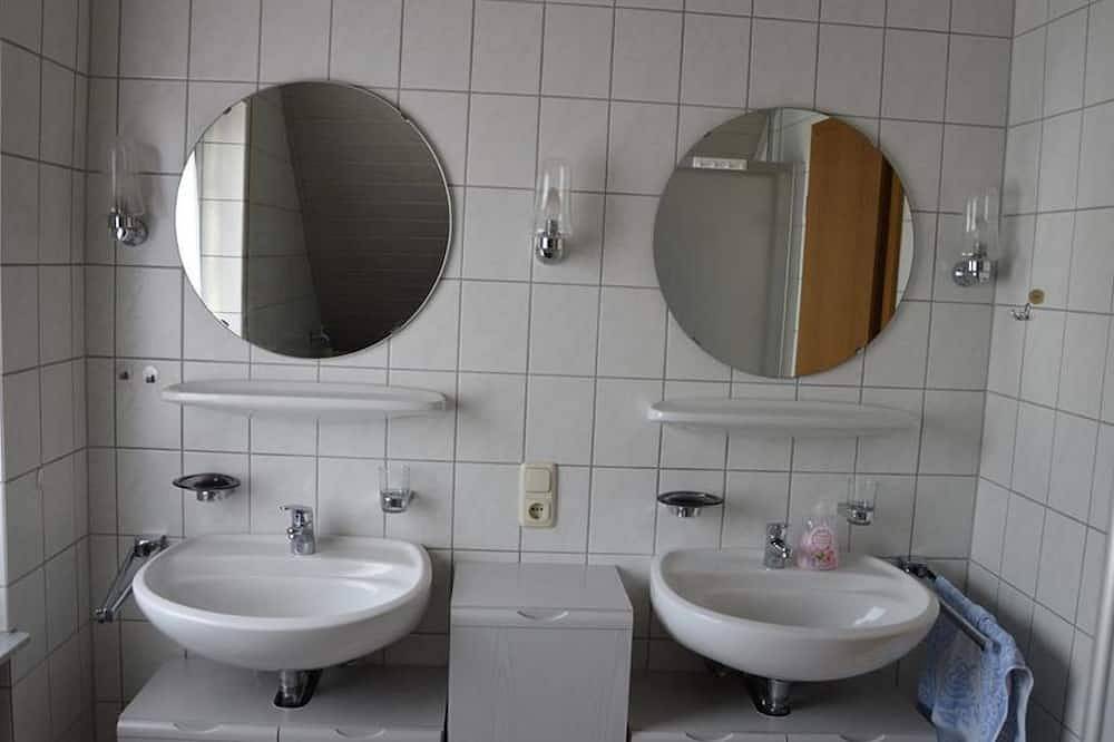 Ganze Wohnung, Kurtelhof - Fewo Kurtelhof mit Balkon & Moselblick, 2-4 Pers. in Zell Stadt (Mosel), Zell (Mosel)