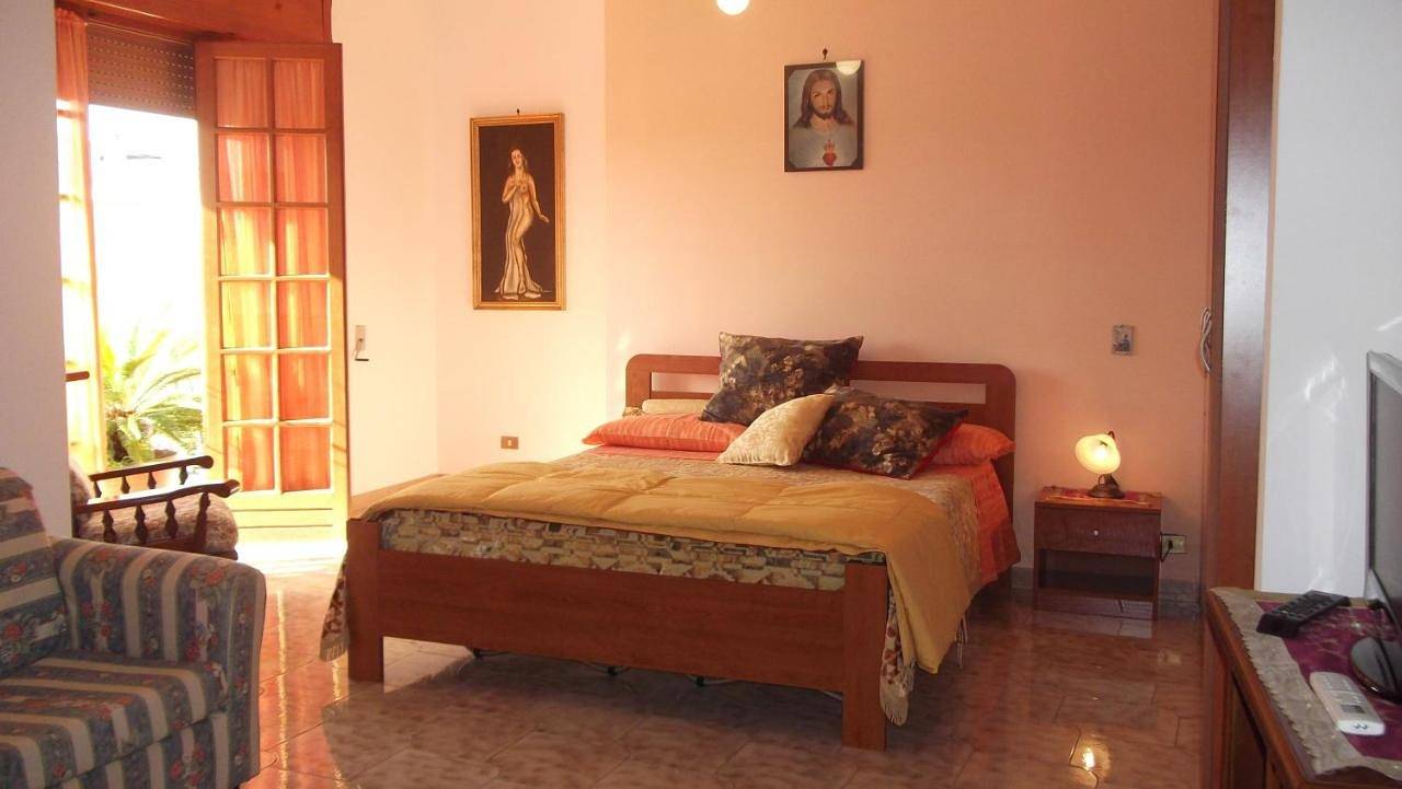 Triple Room with Private Bathroom in Soleto, Provincia di Lecce