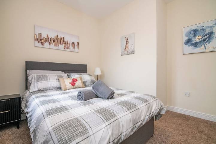 Newly refurbed 5 bed house with Free Parking n Dryer in Birmingham, Birmingham Area
