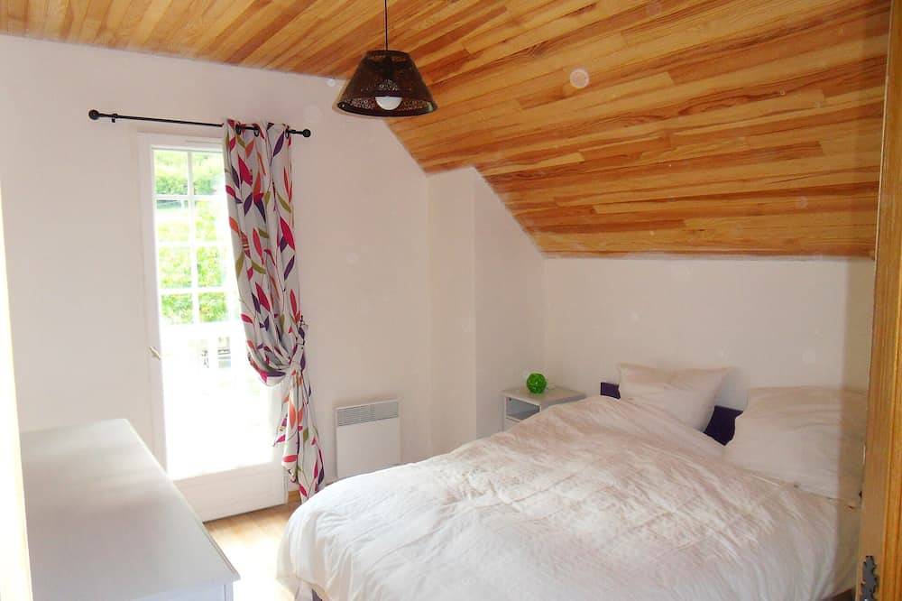 Molino de viento renovado valle de montaña de asp in Lées-Athas, Béarn