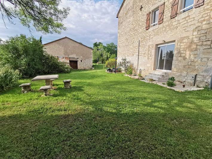 Gîte pour 3 personnes, avec jardin et piscine
