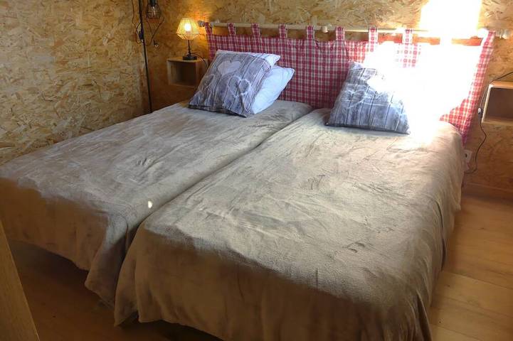 Chalet cocooning dans les gorges de l'Ain avec jacuzzi, proche randonnées. in Corveissiat, Jura Francais