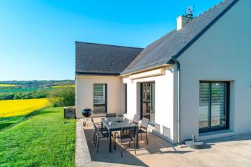 Location de vacances pour 8 personnes, avec terrasse et jardin à Plomodiern